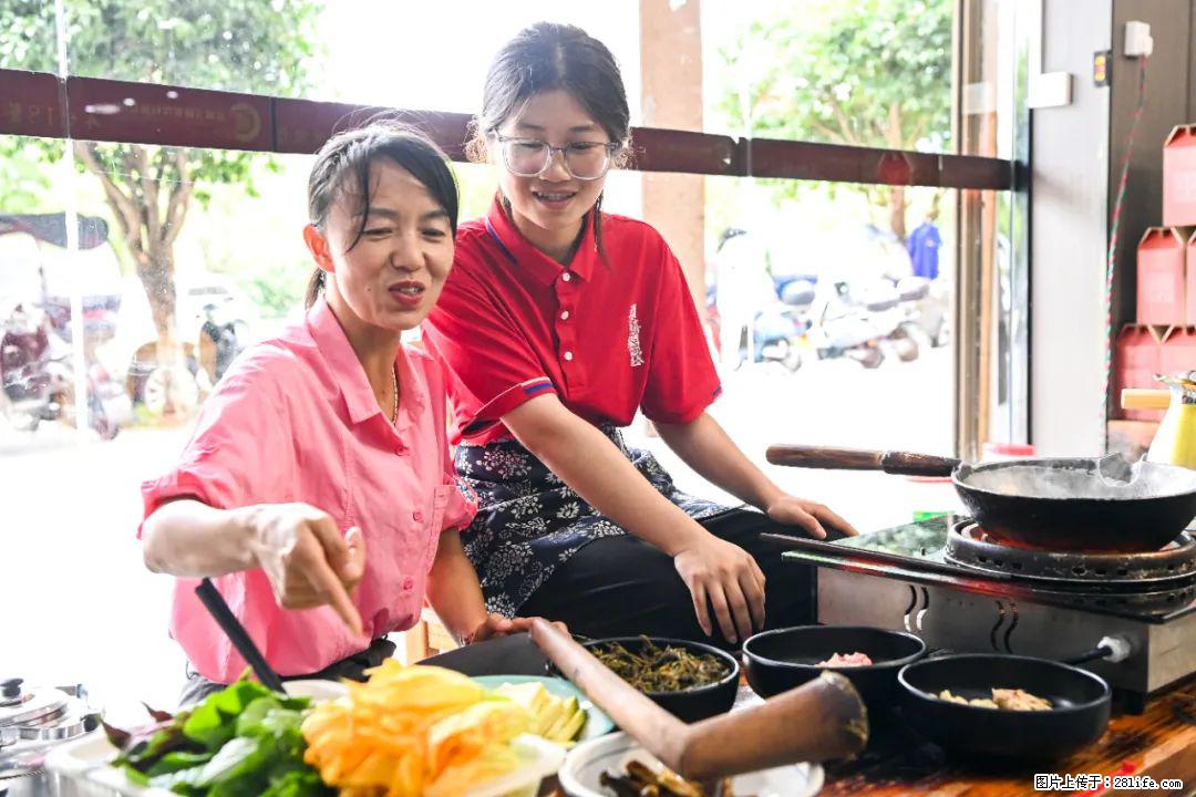 全网追的“扁担女孩”，找了一份暑假工，时薪12元 - 梅州生活资讯 - 梅州28生活网 mz.28life.net