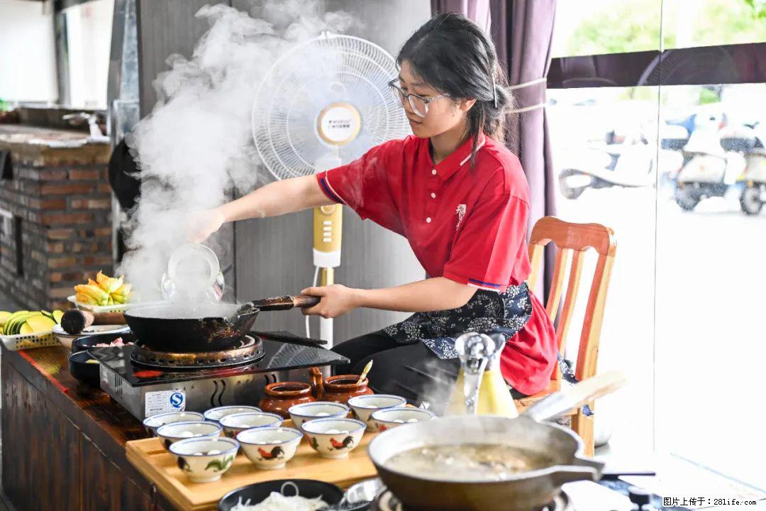 全网追的“扁担女孩”，找了一份暑假工，时薪12元 - 梅州生活资讯 - 梅州28生活网 mz.28life.net